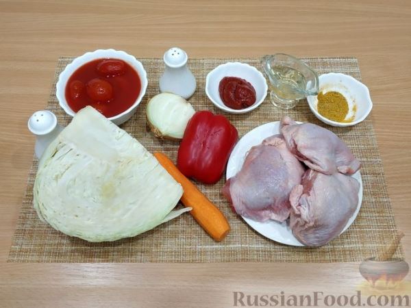Капуста, тушенная с курицей и сладким перцем, в томатном соусе