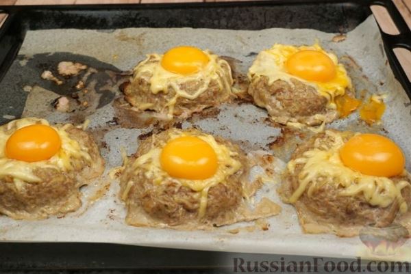 Мясные "гнёзда" с картофелем, сыром и яйцами