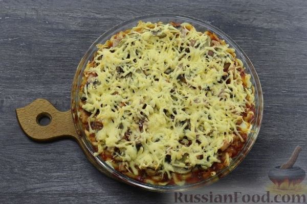 Пицца из макарон с ветчиной, грибами и сыром