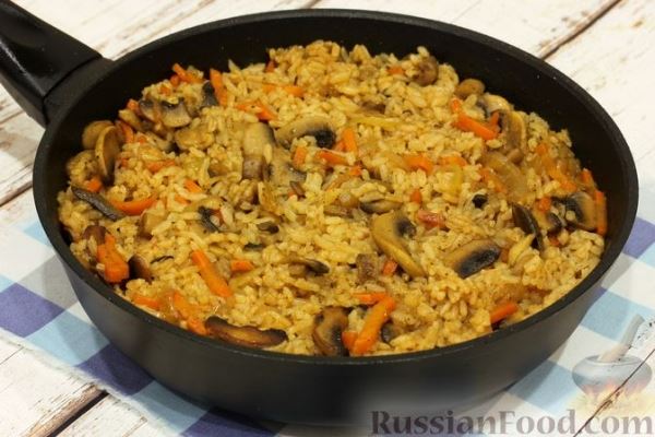 Рис с грибами и соевым соусом (на сковороде)