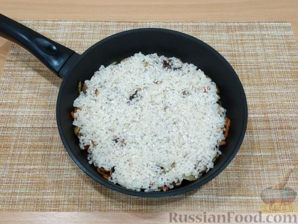 Рис с грибами и соевым соусом (на сковороде)