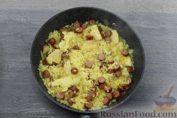 Рис с курицей, колбасками и зелёным горошком (на сковороде)