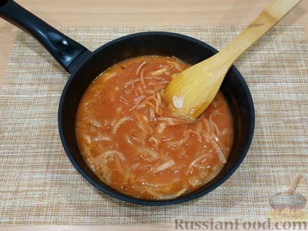 Рыба, тушенная с луком в томатно-горчичном соусе