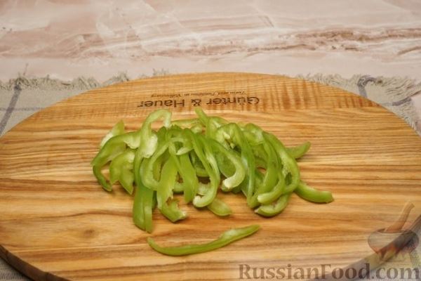 Салат из нута с жареным болгарским перцем и зеленью
