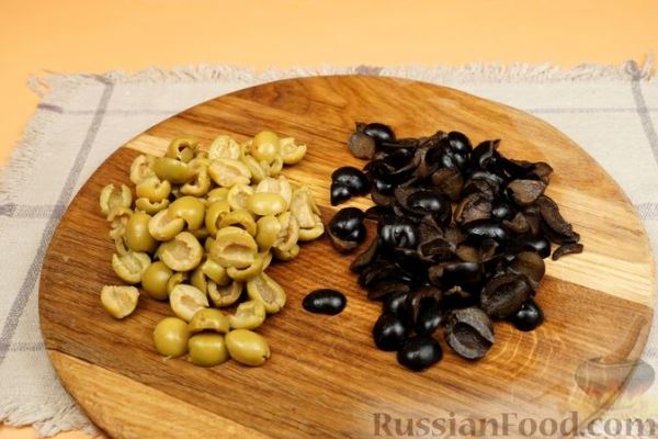 Салат с брынзой, оливками и маслинами