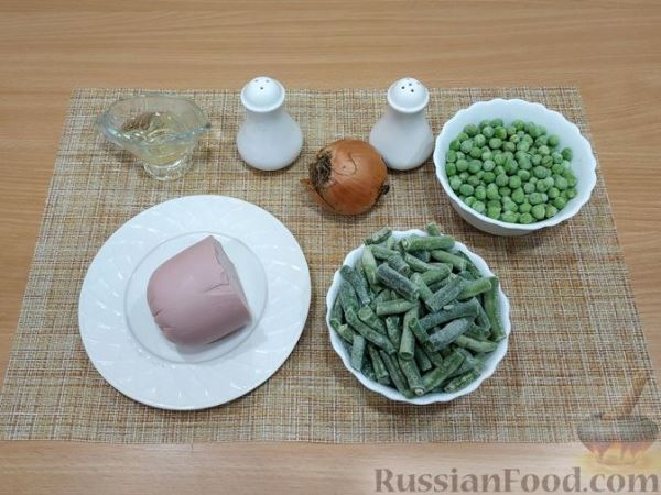 Стручковая фасоль, тушенная с зелёным горошком и колбасой