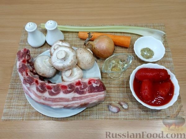 Свиные рёбра, тушенные с грибами в томатном соусе