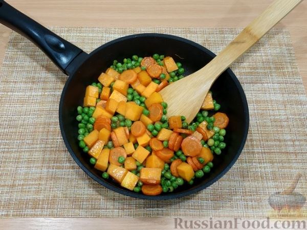 Тыква с зелёным горошком и морковью в сливочном соусе