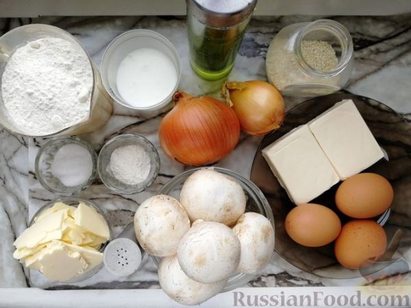 Закусочный пирог с луком, грибами и сыром