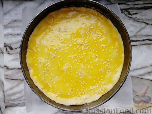 Закусочный пирог с луком, грибами и сыром