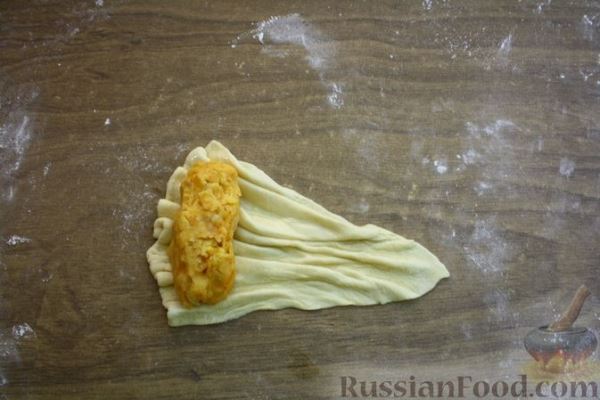 "Гофрированные" дрожжевые пирожки с картошкой, сыром и паприкой (в духовке)