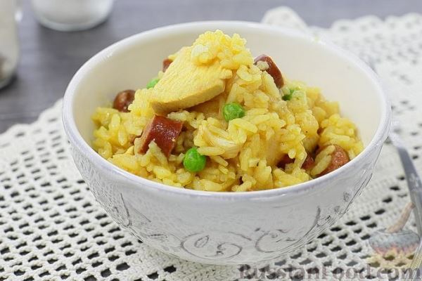Рис с курицей, колбасками и зелёным горошком (на сковороде)