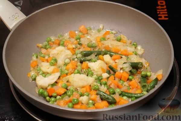 Рис с замороженными овощами (на сковороде)